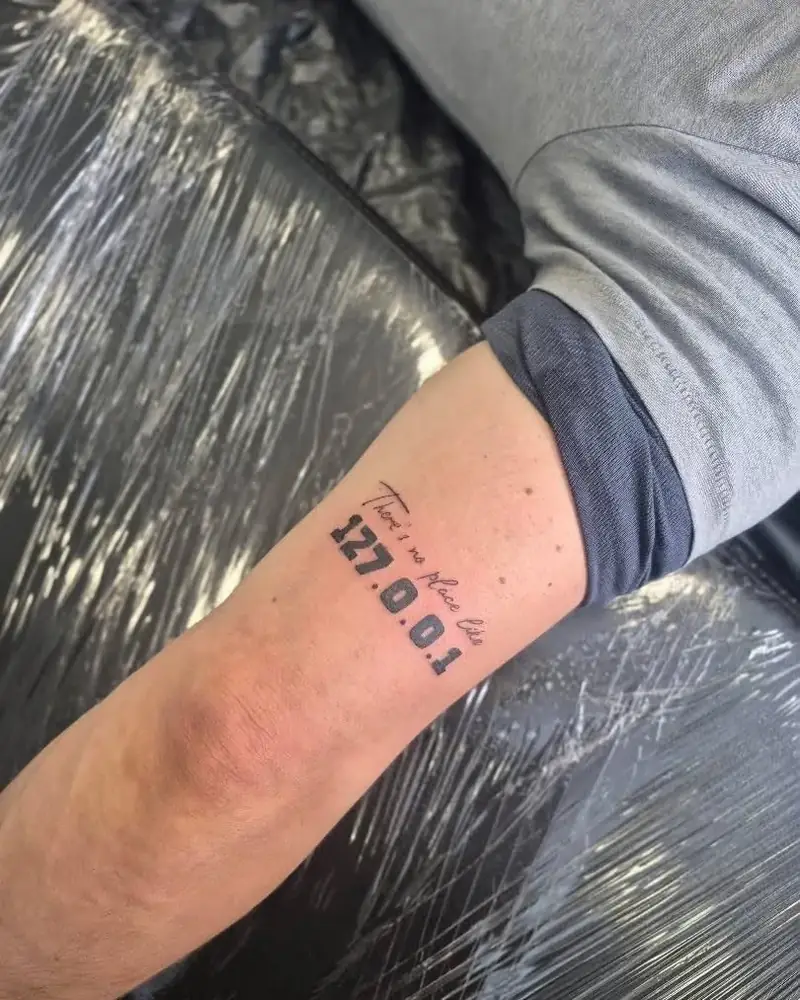 Frisch gestochenes Tattoo: Schriftzug There's no place like 127.0.0.1